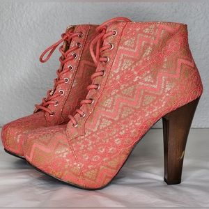QUPID Pink/Brown Lace Lace-Up Booties Size: 6.5